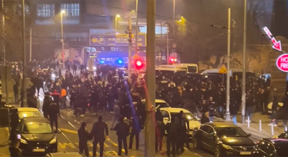 Навијачи Хајдука напали полицију: Има повријеђених, оштећени аутомобили