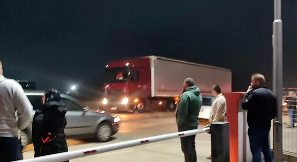 Детаљи стравичне несреће у Бијељини - Возач изашао из камиона па га усмртило ауто