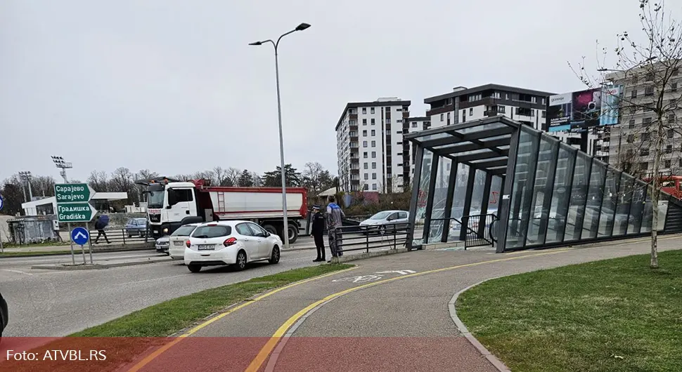 Kolaps u Banjaluci: Kamionom oštetio prolaz za pješake kod Delte