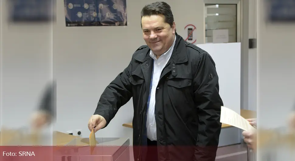 Стевандић гласао у Бањалуци: Свим Србима из Српске омогућити да гласају на изборима у Србији
