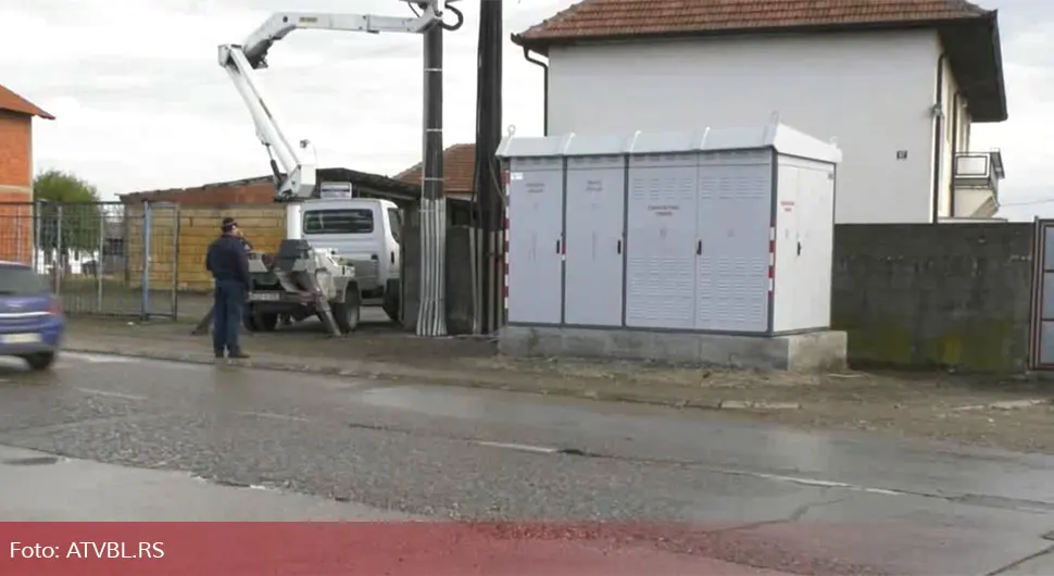 Nije skrivena kamera: Auto opet udario u trafo stanicu, šesti put