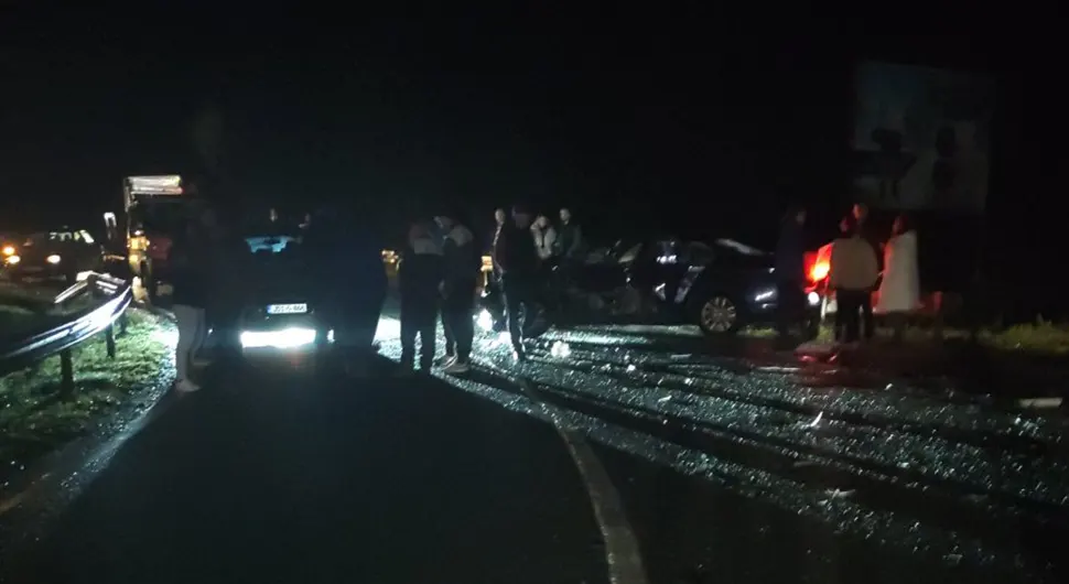 Novi težak udes u BiH: Sudar kamiona i auta, saobraćaj obustavljen