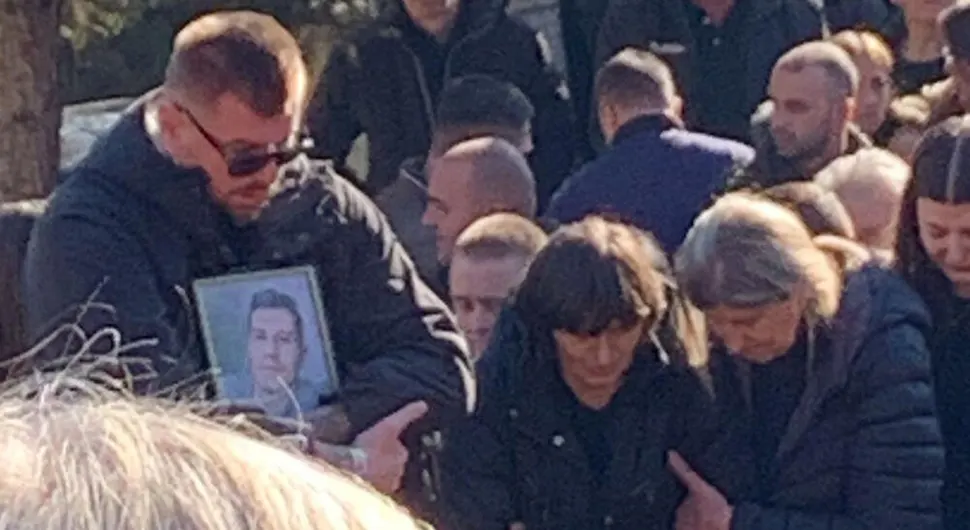 Potresna scene na sahrani Mihaila Janjuša: Nemojte ga zakopavati