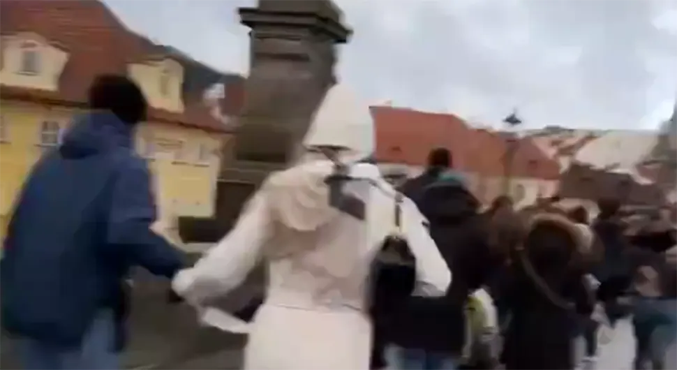 Људи у паници бјежали са мјеста пуцњаве: Појавили се први снимци из Прага