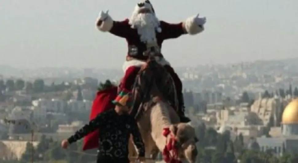 Дјед Мраз на камили донио поруку мира у Јерусалим: “Хо, хо Света земљо”