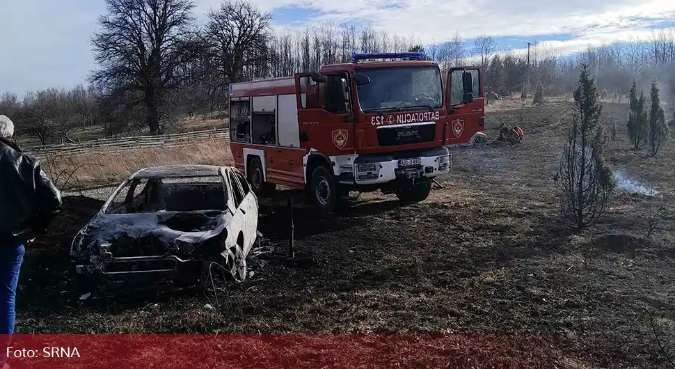 Изгорјела два возила, спријечено ширење ватре на викендицу