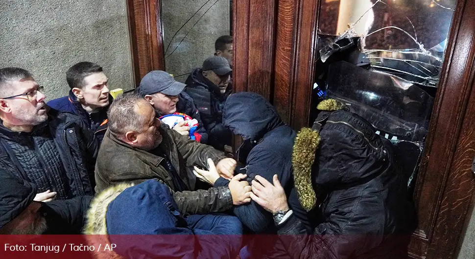 Beograd: Pokušaj upada pristalica SPN u Skupštinu grada
