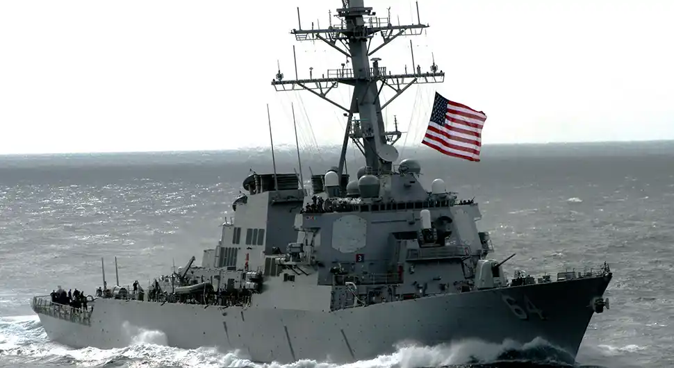 Нападнут амерички ратни брод у Црвеном мору!