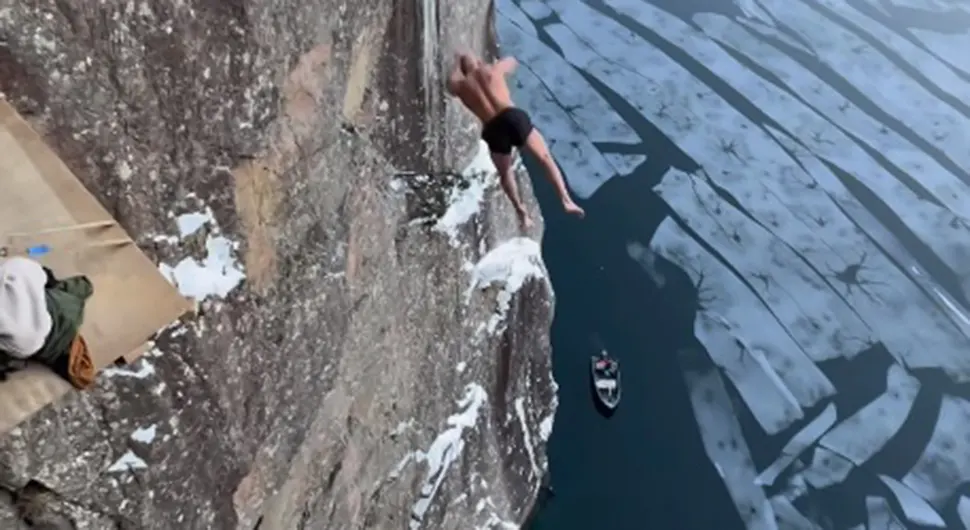 Храброст или лудост: Снимак од којег стаје дах, скочио са висине више од 40 метара