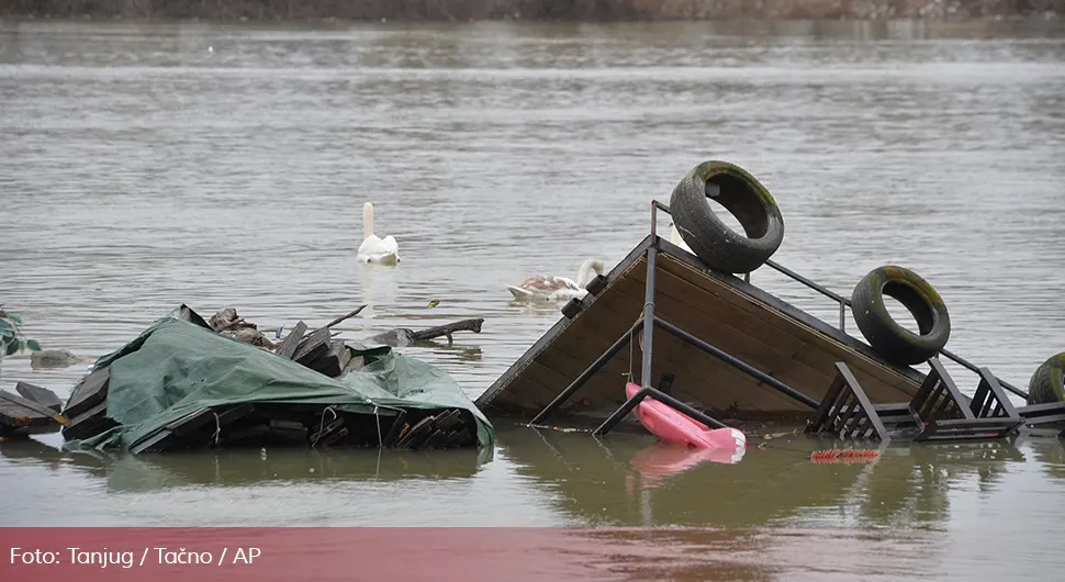 Objavljen snimak kada je splav počeo da tone