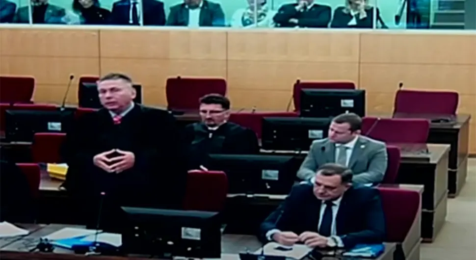 Dodik nije želio da ustane u sudnici