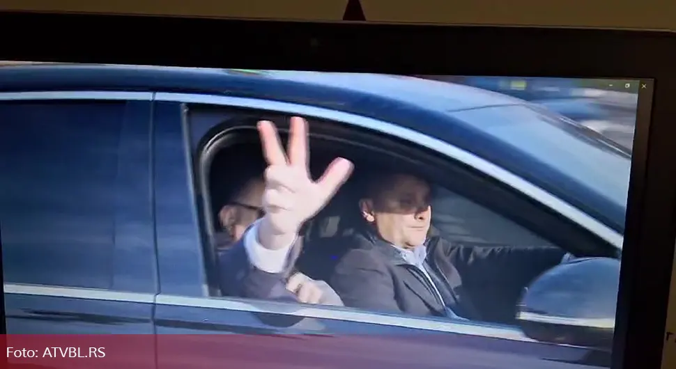 Dodik podigao tri prsta u Sarajevu