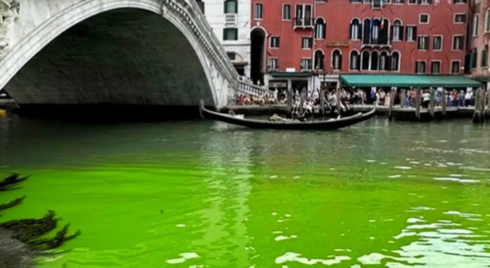 Pozelenila voda u Veneciji, turisti šokirani