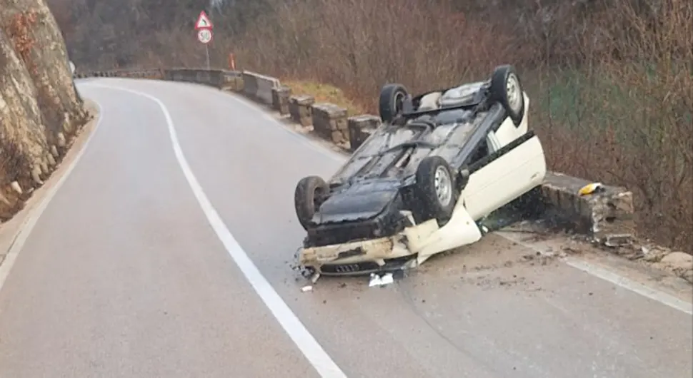 Saobraćajka u Bočcu, automobil završio na krovu