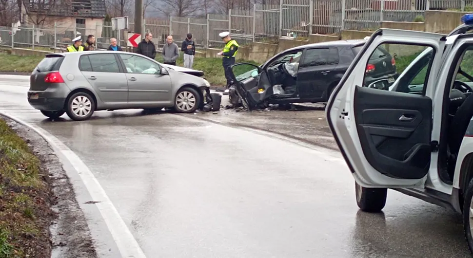 Žestok sudar dva golfa, jednom odvaljen točak