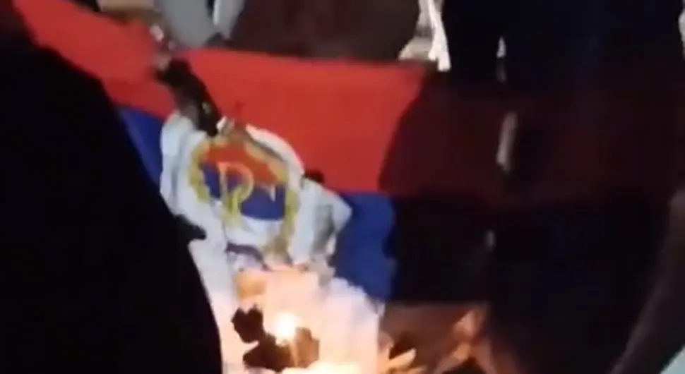Mladić ispitan zbog paljenja zastave Srpske u Zenici