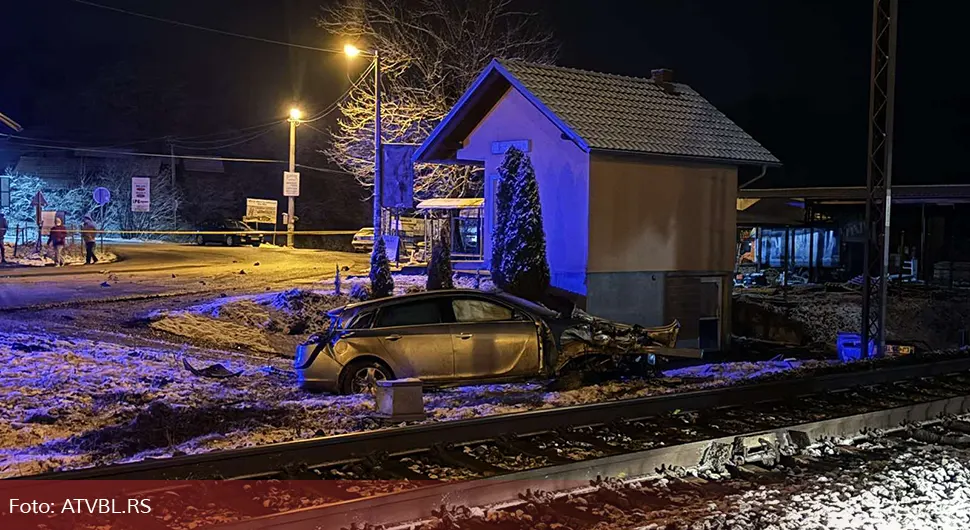 Teška nesreća na pružnom prelazu - auto prepolovljen