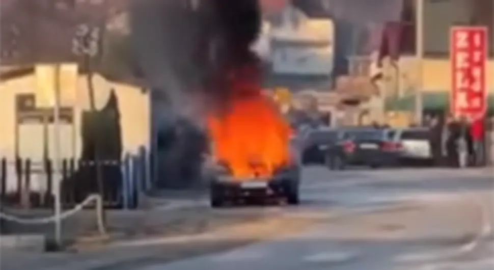 Ватра прогутала ауто насред улице