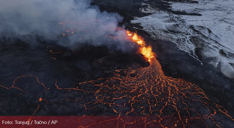 Еруптирао вулкан: Куља црни дим