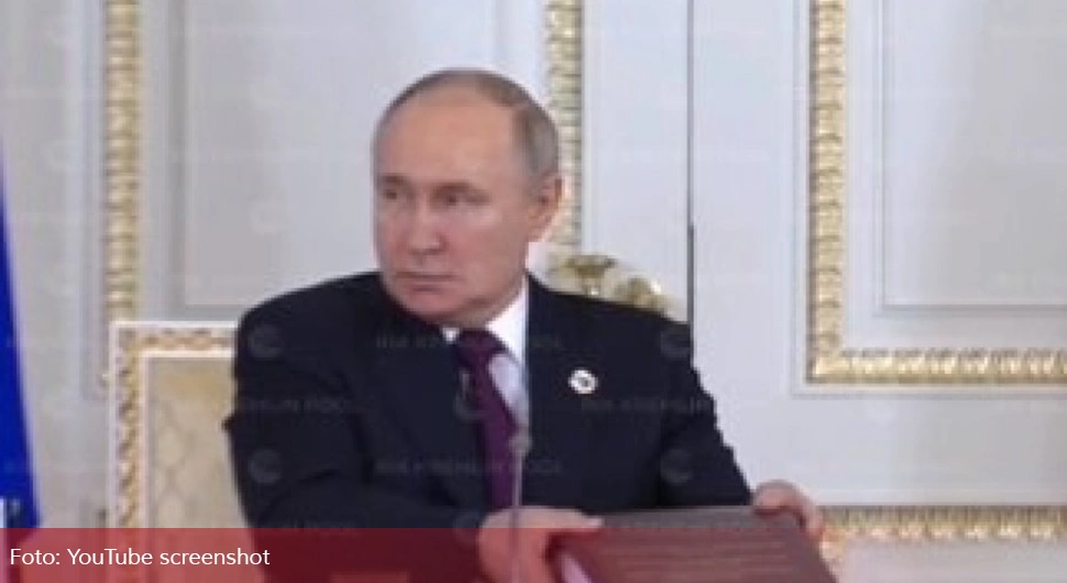 Погледајте Путинову реакцију када су му донијели огромну фасциклу током састанка