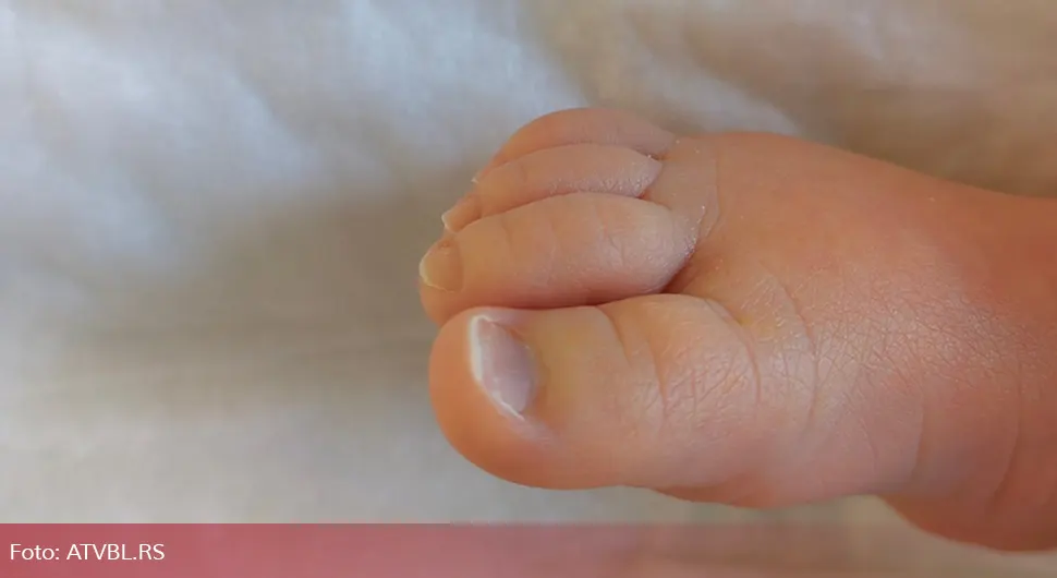 Медицински техничари бринули о болесној беби, па постали њени родитељи