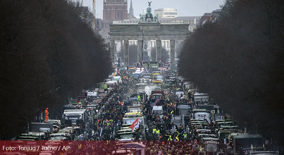 Хиљаде на протесту пољопривредника у Берлину, министар извиждан