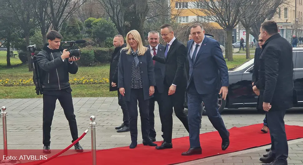 Сијарто стигао у Бањалуку, дочекали га Додик и Цвијановић