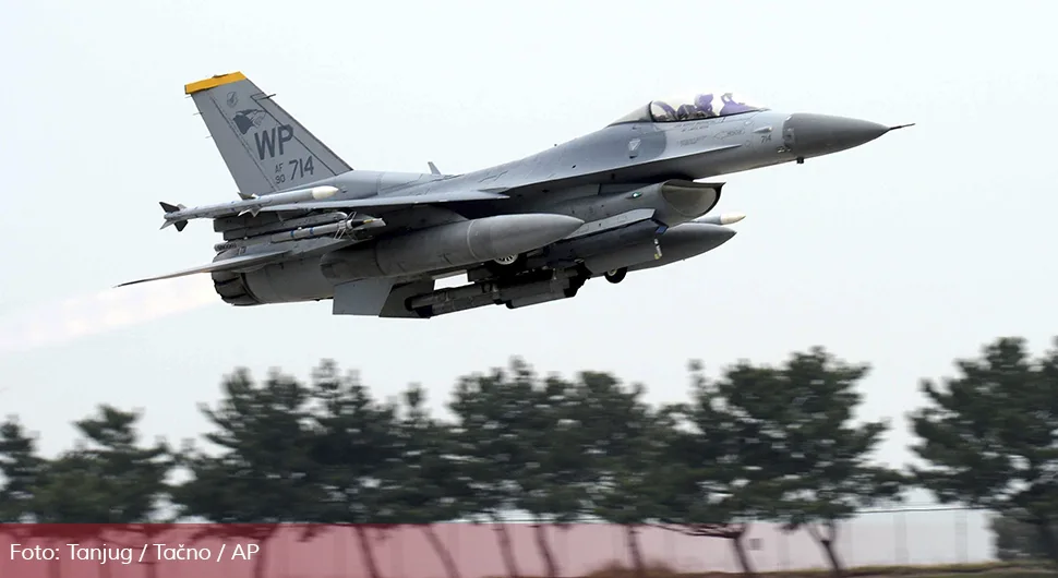 Srušio se američki avion F-16, pilot spasen