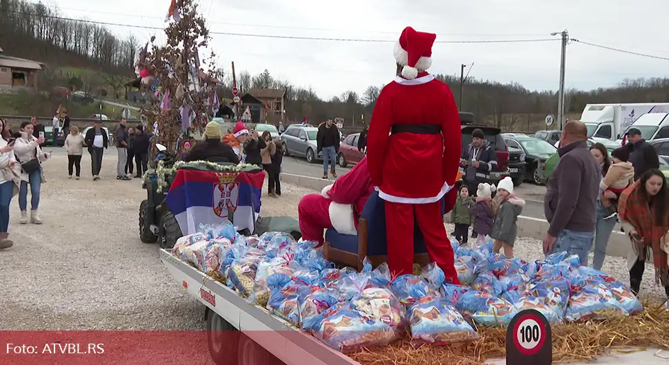 Badnjak, srpske trobojke, pjesma - tako se obilježava Badnji dan u Jošavci