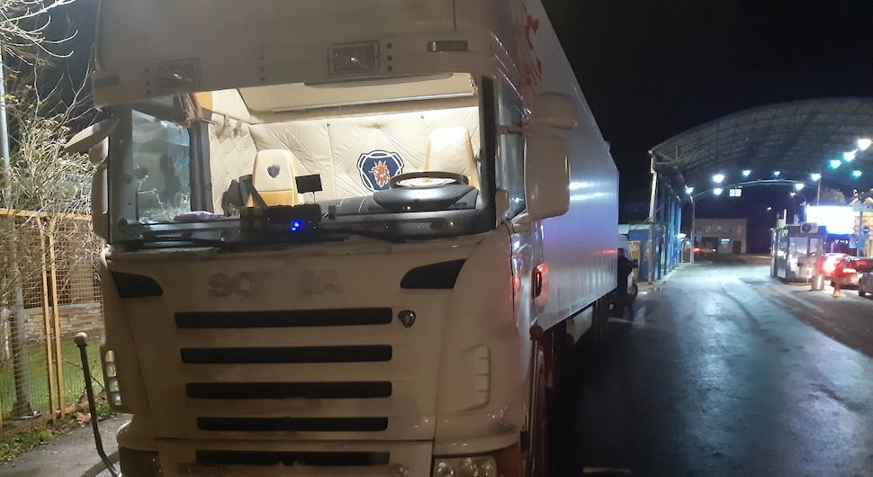 U prikolici kamiona otkriveno 27 migranata