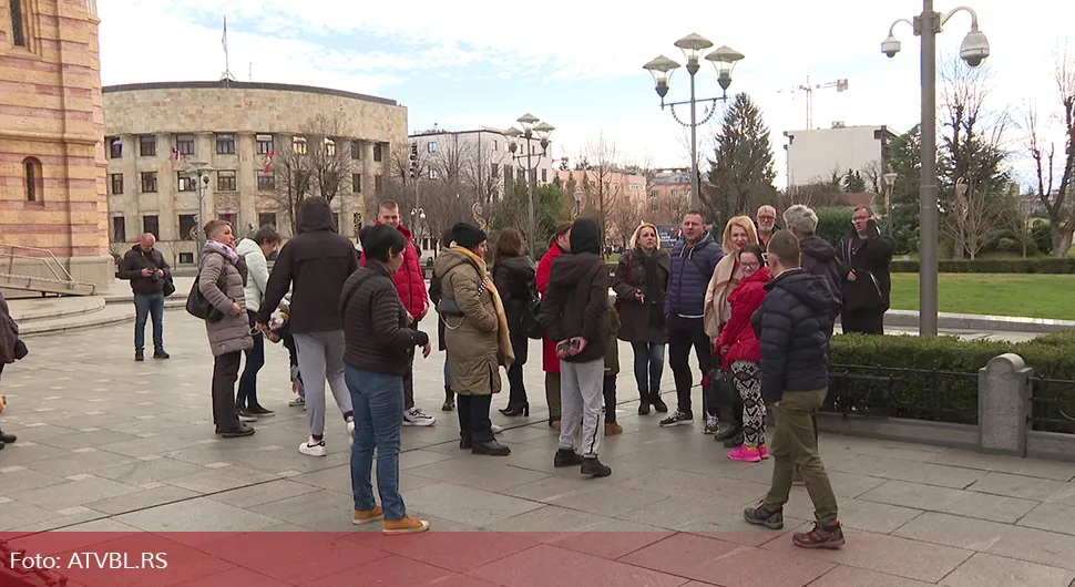 Протест родитеља испред Градске управе - касне исплате за туђу његу