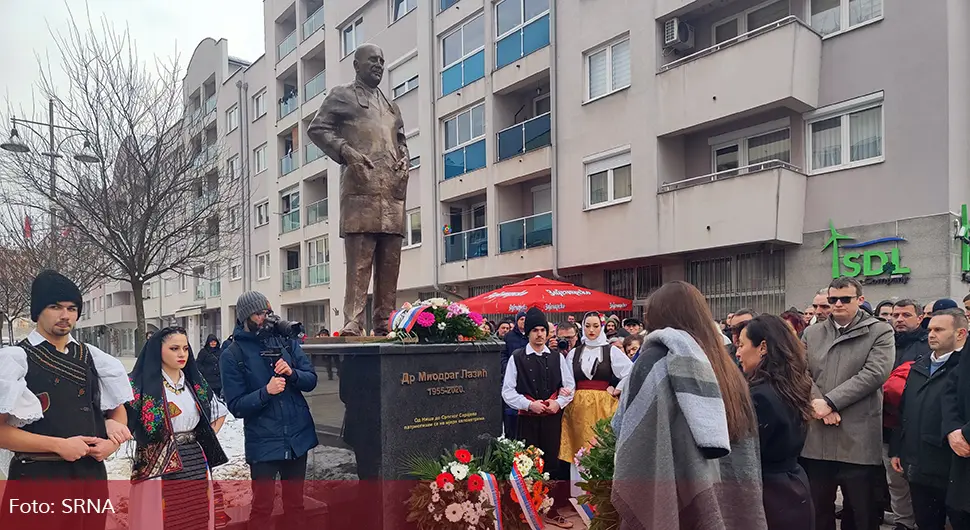 Otkriven spomenik doktoru Miodragu Laziću u Istočnoj Ilidži