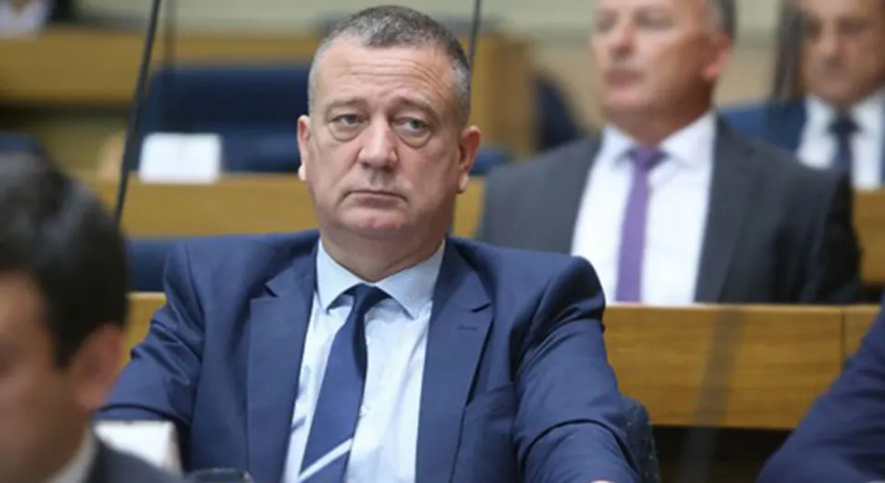 Тубин се потукао са сином па напао и полицију!