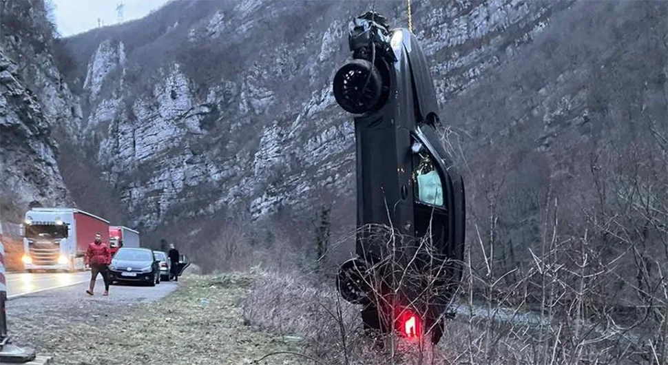 Брачни пар са троје дјеце слетио у кањон Врбаса