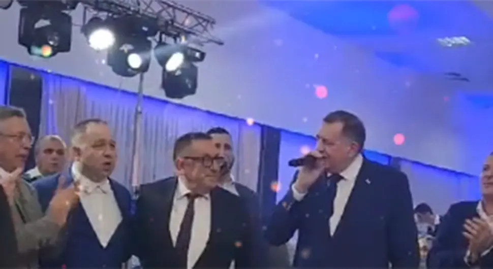 Dodik zapjevao na proslavi rođendana