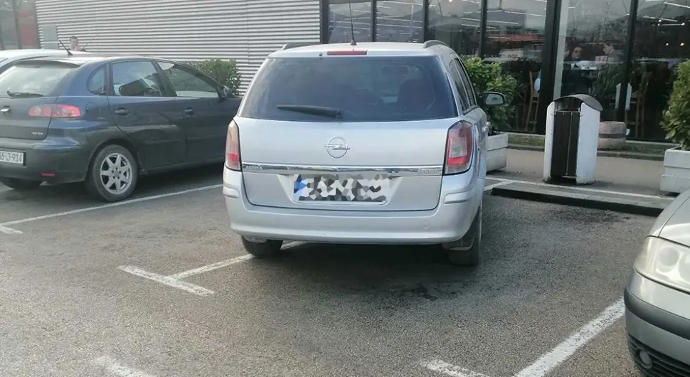 Banjaluka: Jednim autom zauzeo dva parking mjesta