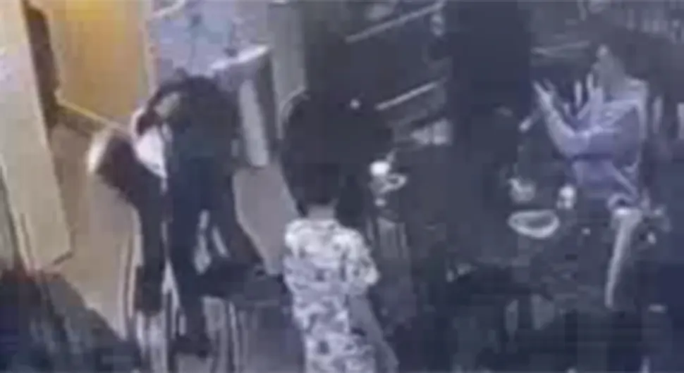 Језив видео насиља: Дивљачки претукао дјевојку јер га је полила соком
