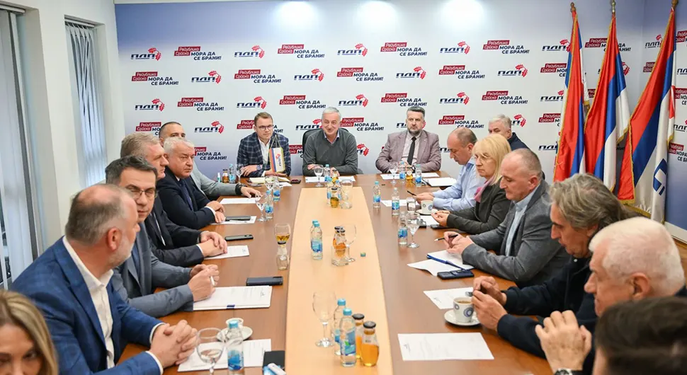 Након шест сати састанчења Бореновић се огласио о кандидатима и стању у ПДП-у