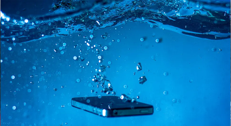 Ако вам телефон падне у воду, ево шта требате урадити