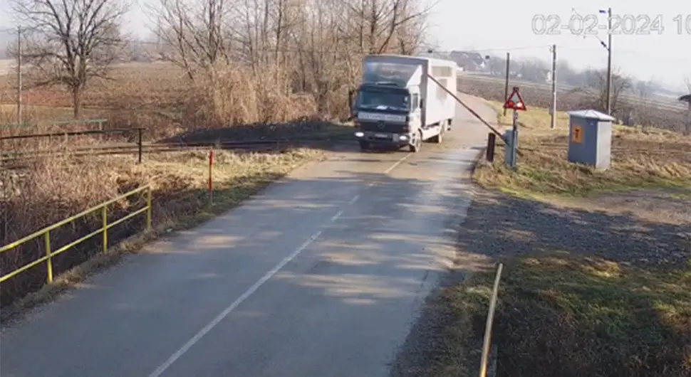 Nema kraja bahatosti: Polubranik se spušta, vozač kamiona prolazi