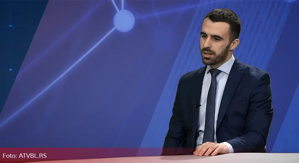 Davidović: Dok bilježimo napade na povratnike u FBiH, ministar Helez pozira sa puškom