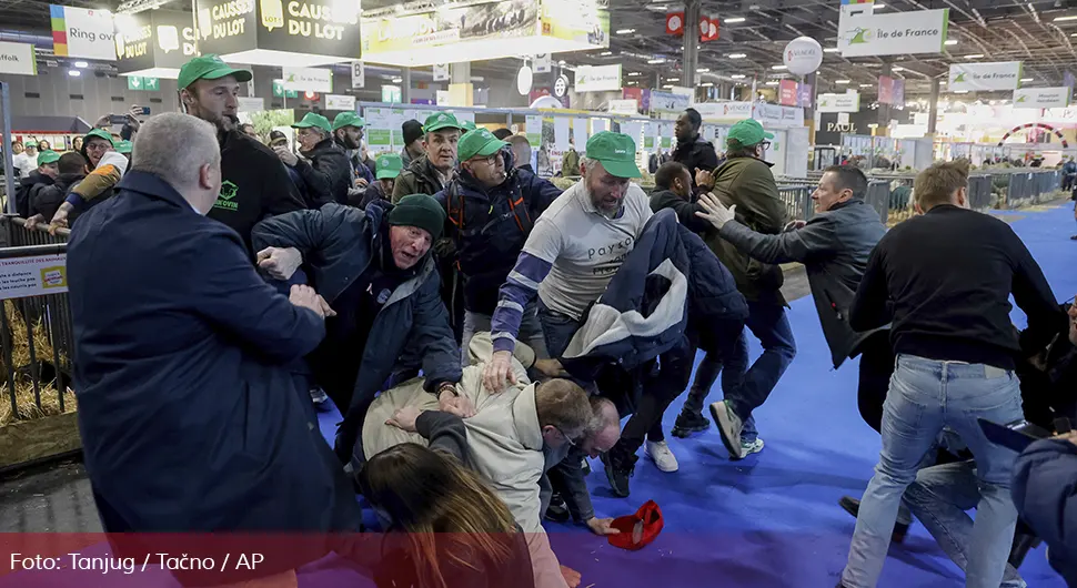 Haos na sajmu poljoprivrede u Parizu! Farmeri probili kapije, Makron ih pozvao na 