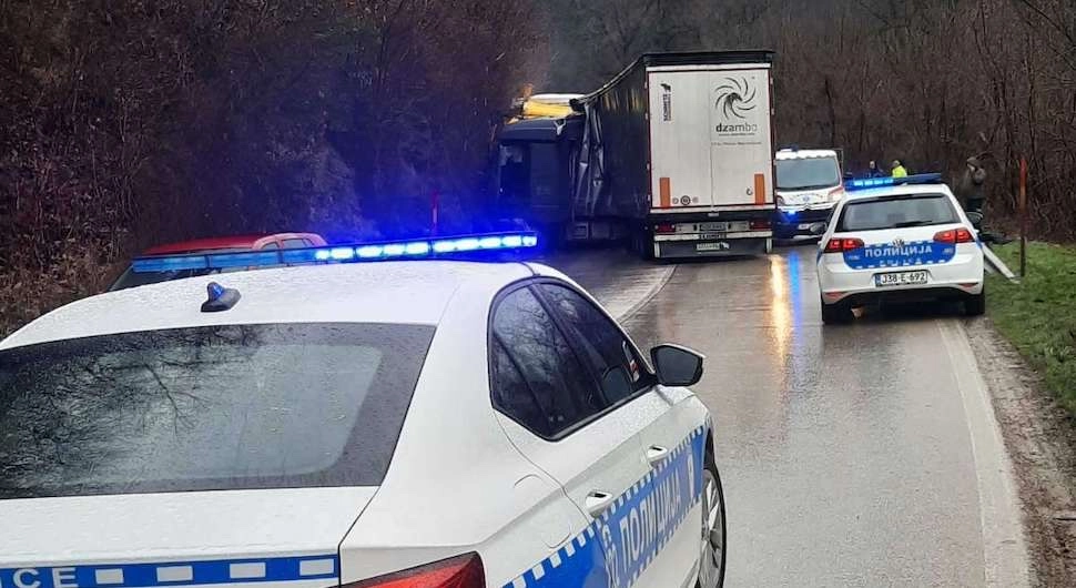 Težak sudar kamiona kod Doboja, ima povrijeđenih