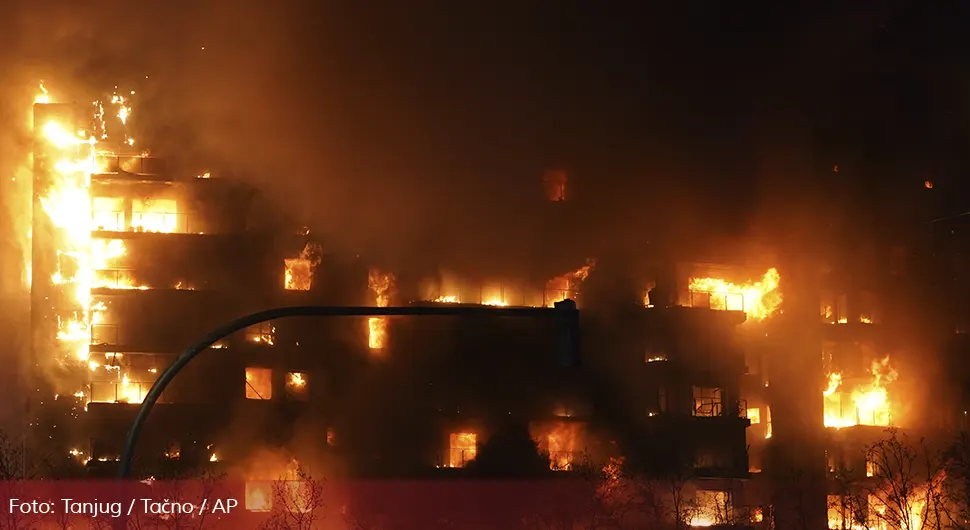 Стравични призори, ватра прогутала двије зграде - страхује се да има више од 20 жртава