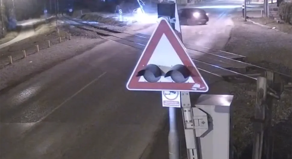 Oprez: Autom uništio rampu u Zalužanima!