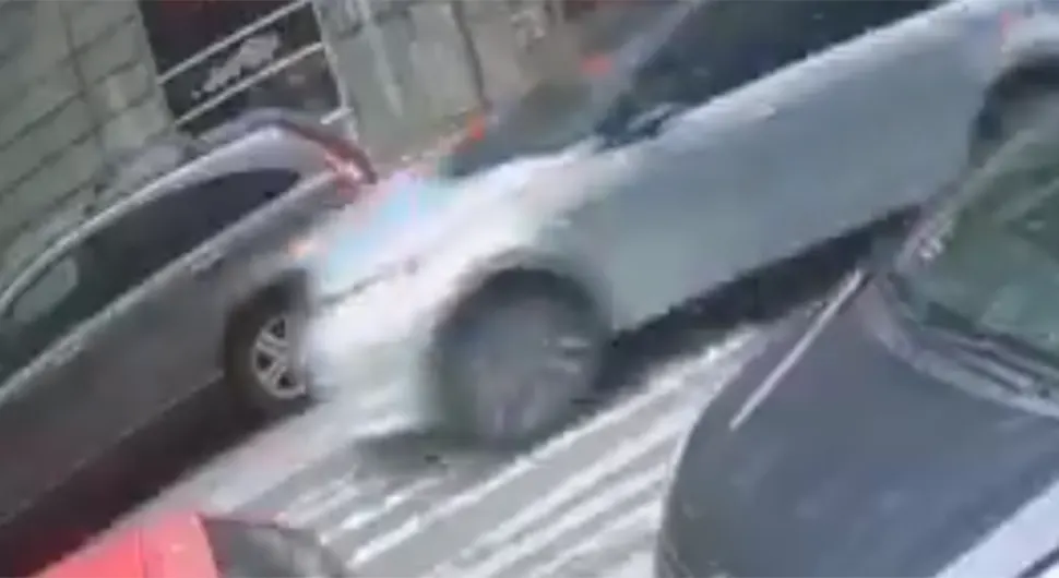 Snimljen udes usred grada: Džip kači parkirani auto i prevrće se
