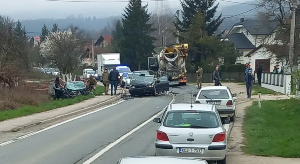 Auta smrskana u teškom sudaru, saobraćaj obustavljen
