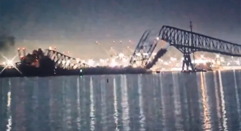 Теретни брод срушио мост