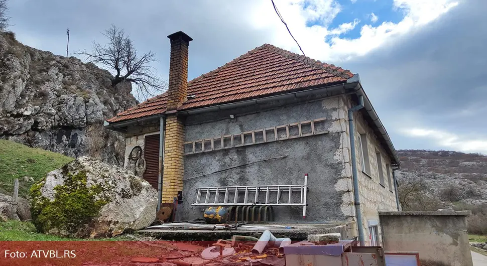 Стијена направила мању материјалну штету на породичној кући у Гацку