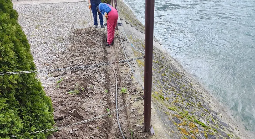 Samo u BiH: Priključio se na uličnu rasvjetu i krao struju